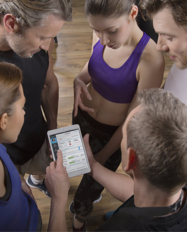 Gemengd groepje volwassenen krijgt instructies van een trainer in sportschool Jan Postema te Assen